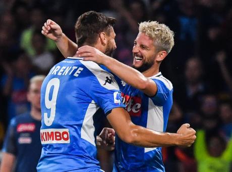 Doppio Mertens fa volare il Napoli: 2-0 alla Samp e Juve a -1