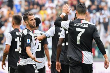 Pjanic.Ronaldo.Juve.esultanza.cinque.2019.20.jpg GETTY IMAGES