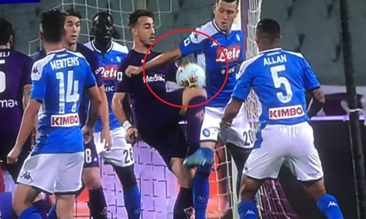 Cari attaccanti, mirate alle mani! Tanto è sempre rigore...