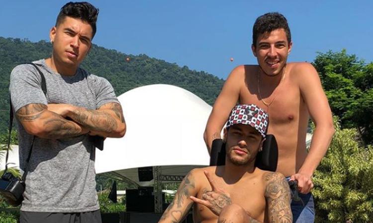 Viaggiare, chattare, festeggiare: Neymar paga 11mila euro al mese i suoi amici