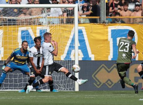 Ceppitelli sembra Pavoletti: il Cagliari vince, al Parma non basta un recupero da record