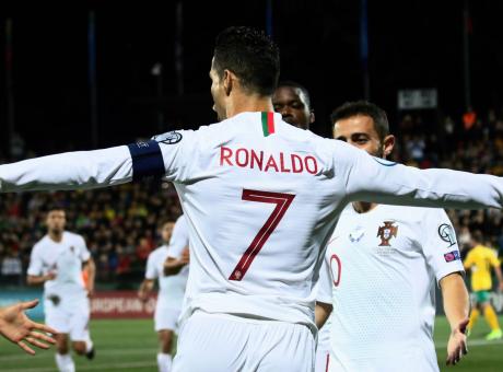 Ronaldo, poker da record: miglior marcatore nella storia delle qualificazioni europee