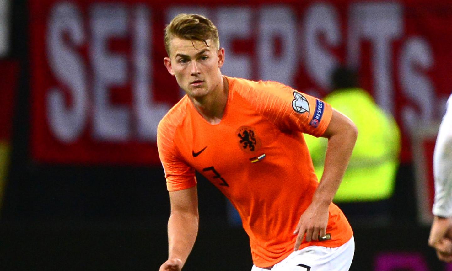 Photo: de Ligt handles again in the box 