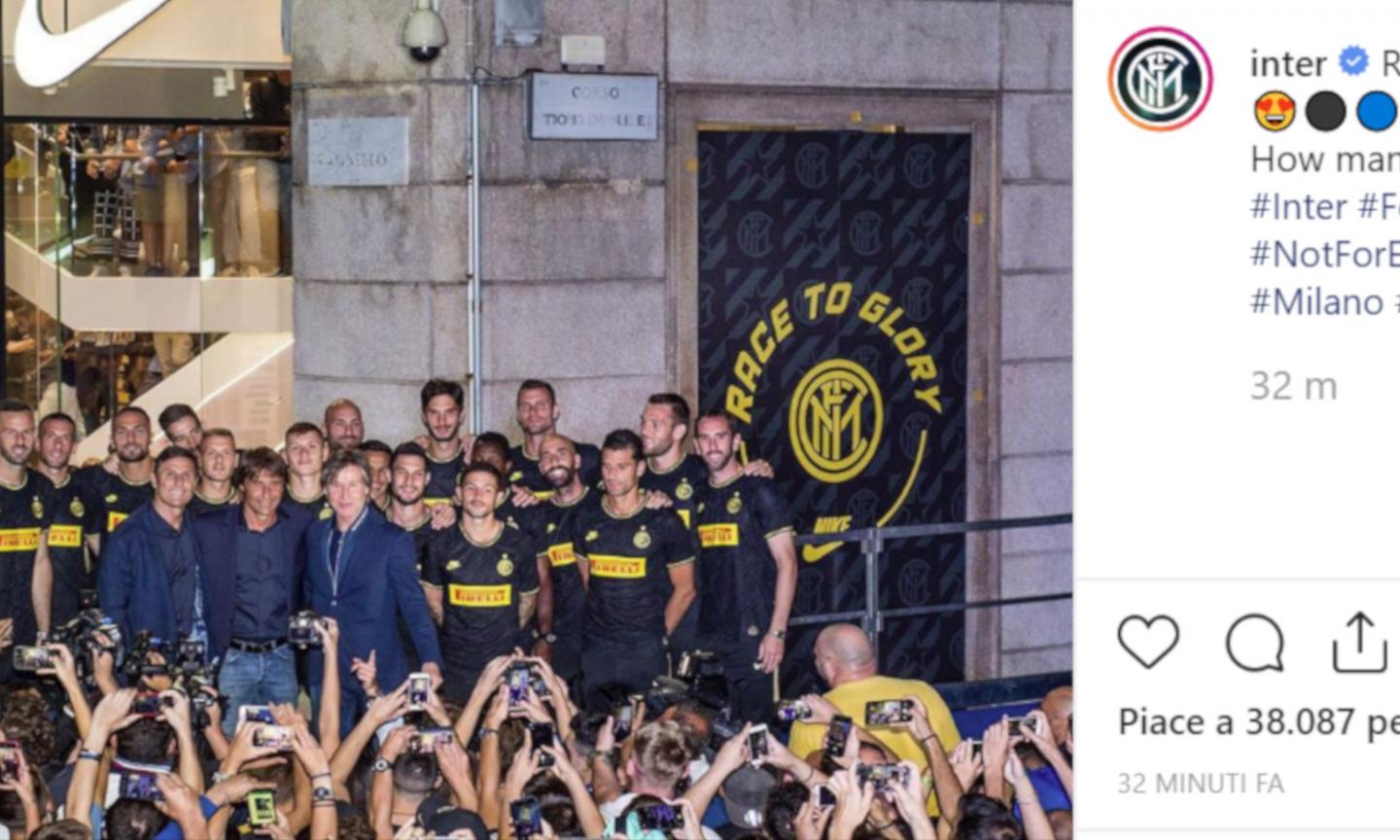 Inter, i tifosi cantano: 'Chi non salta è juventino'. Conte sorride, ma non salta VIDEO