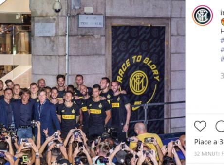 Inter, i tifosi cantano: 'Chi non salta è juventino'. Conte sorride, ma non salta VIDEO