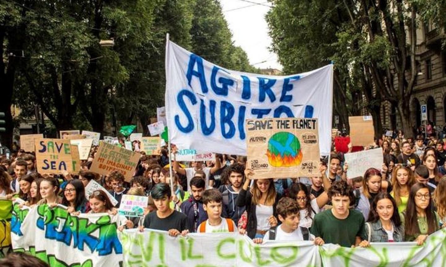 Altro che calcio: un milione di giovani italiani in piazza per clima e ambiente nei 'Fridays for Future'! E Greta...