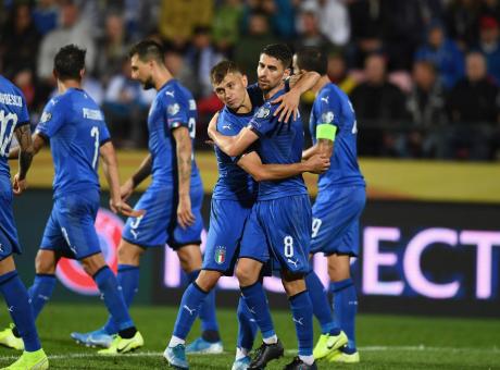 Un rigore inesistente salva Sensi, ma l'Italia merita: ora Mancini vede gli Europei