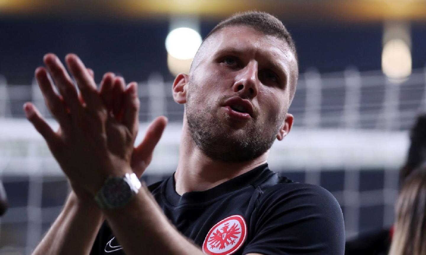 REBIC è a Milano: 'Sono contento, forza Milan' VIDEO. Scambio con André Silva, l'Eintracht conferma: 'Accordo'