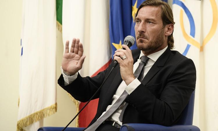 Roma, Totti gioca a calcio a 8: 'Gliene mancava uno...'