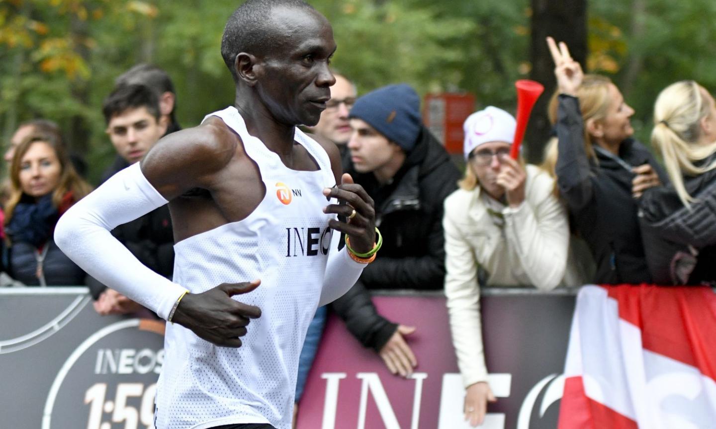 Kipchoge nella storia: corre la maratona in meno di 2 ore, ma il record non sarà omologato VIDEO