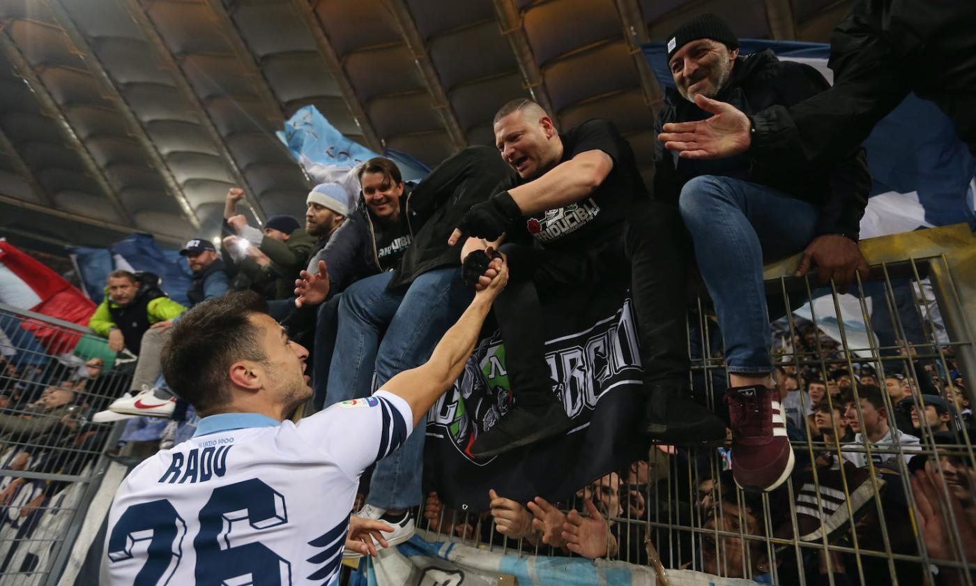 Lazio, i tifosi fanno il saluto romano per le strade di Glasgow FOTO