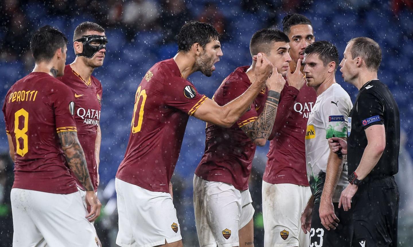 Roma scippata dall'arbitro: palla in faccia a Smalling e rigore inesistente al 94°