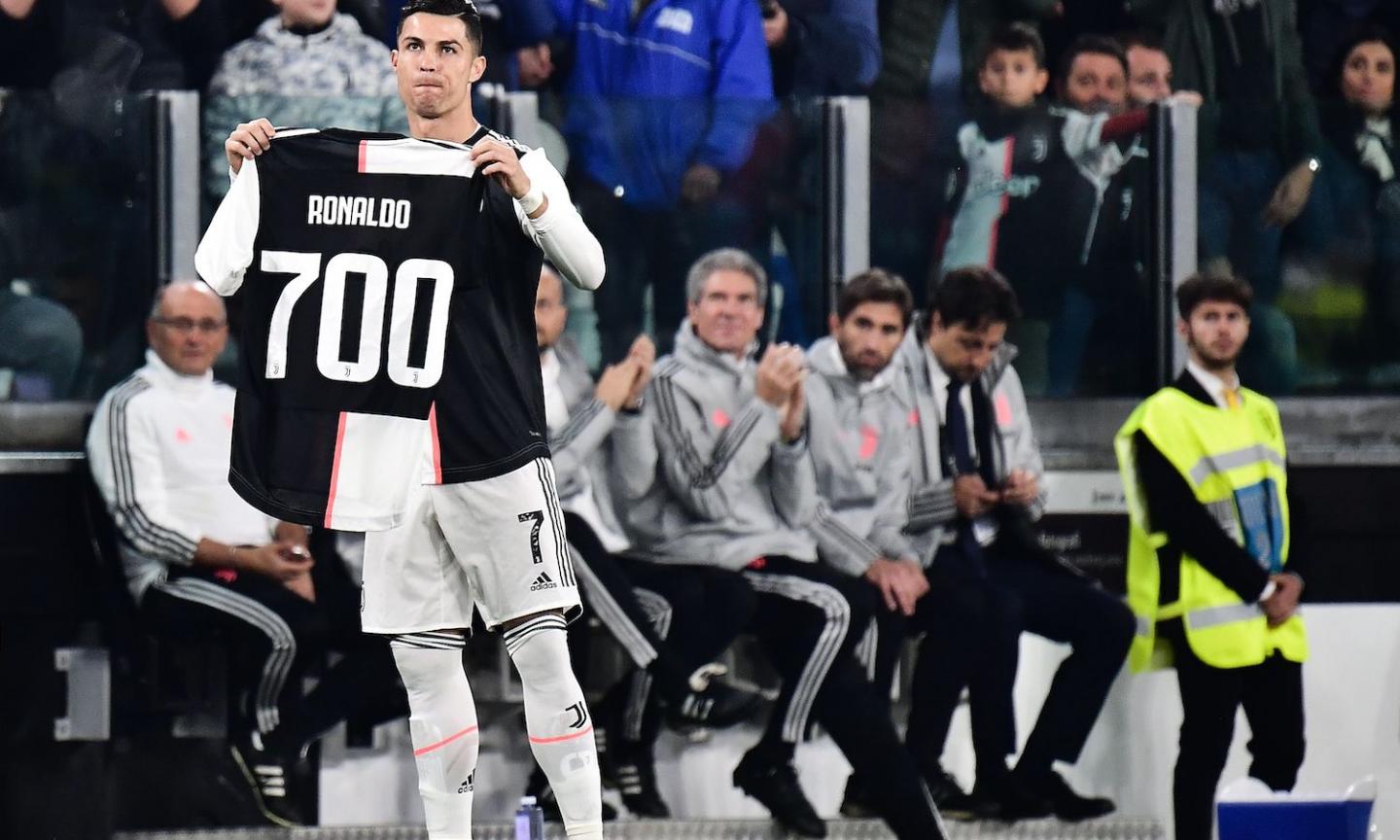 Cristiano Ronaldo describes 'special feeling' to receive 700 goals shirt at the Allianz