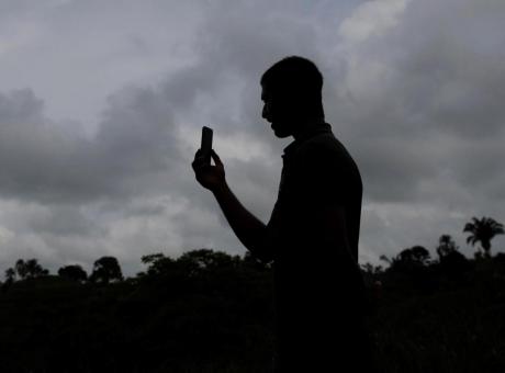 La denuncia: 'Mio figlio contattato su Instagram da un sedicente procuratore. Cosa devo fare?'