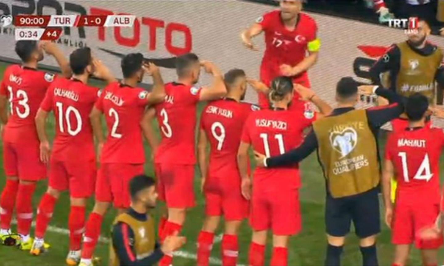 Turchia, i calciatori appoggiano Erdogan: esultanza con la posa militare FOTO