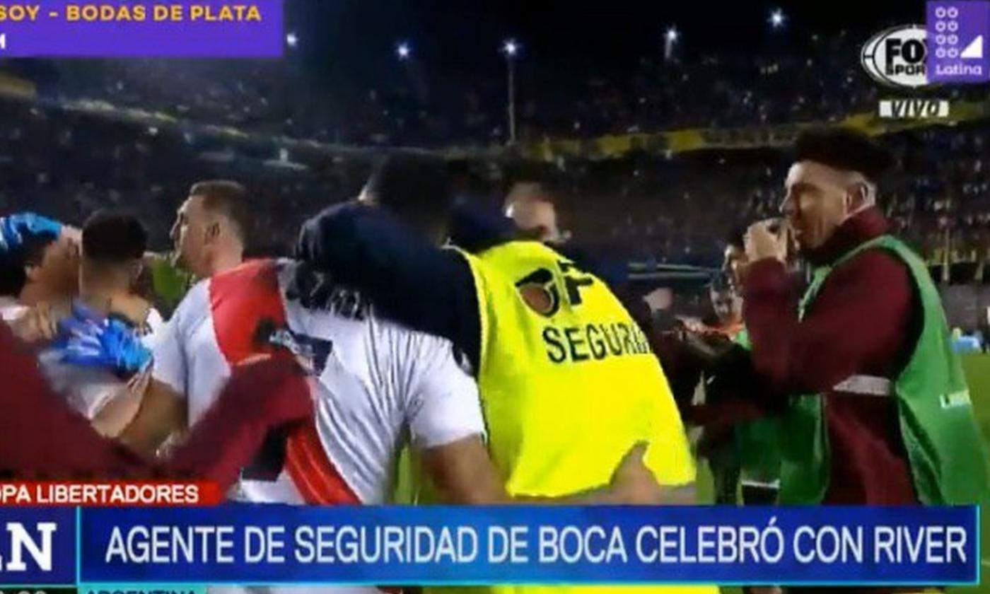 Copa Libertadores, agente di sicurezza festeggia in campo: licenziato dal Boca, assunto dal River