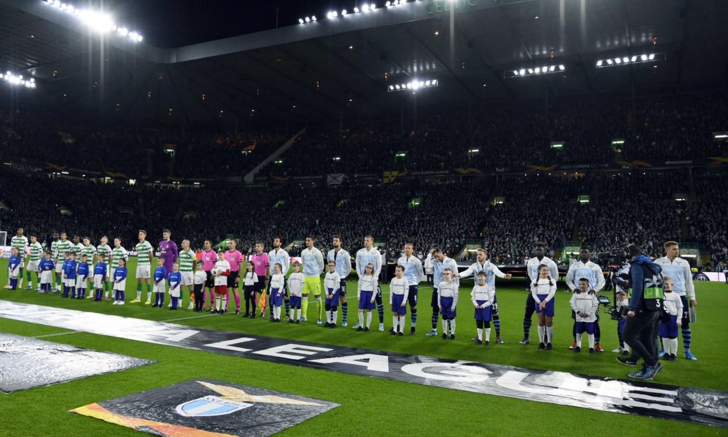 'Lazio vaffa...' e Mussolini a testa in giù: gli striscioni dei tifosi del Celtic in risposta ai saluti romani FOTO