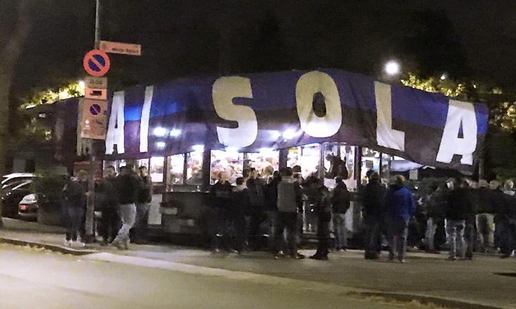 Atalanta, 112 candeline: tifosi festeggiano davanti al Gewiss Stadium
