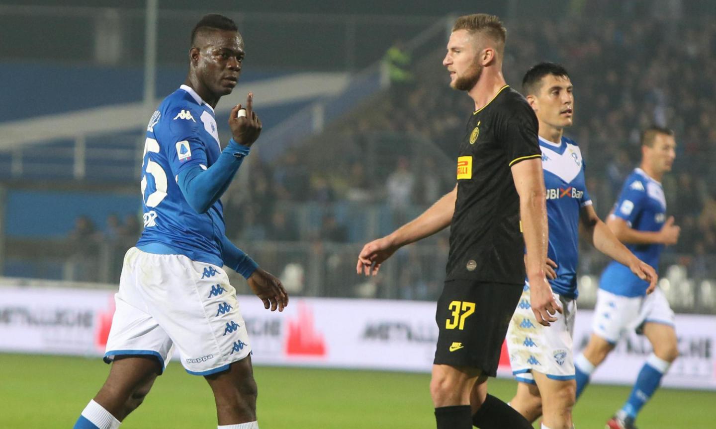 Photo: Balotelli shows Inter ultras the middle finger