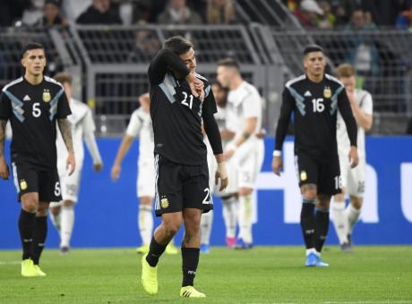 Gnabry e Alario incantano, bene Emre Can difensore. Delude Dybala accanto a Lautaro