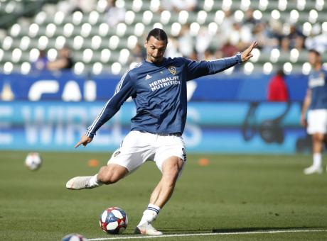 Ibrahimovic tiene sulle spine il Milan e attende la mossa del Napoli