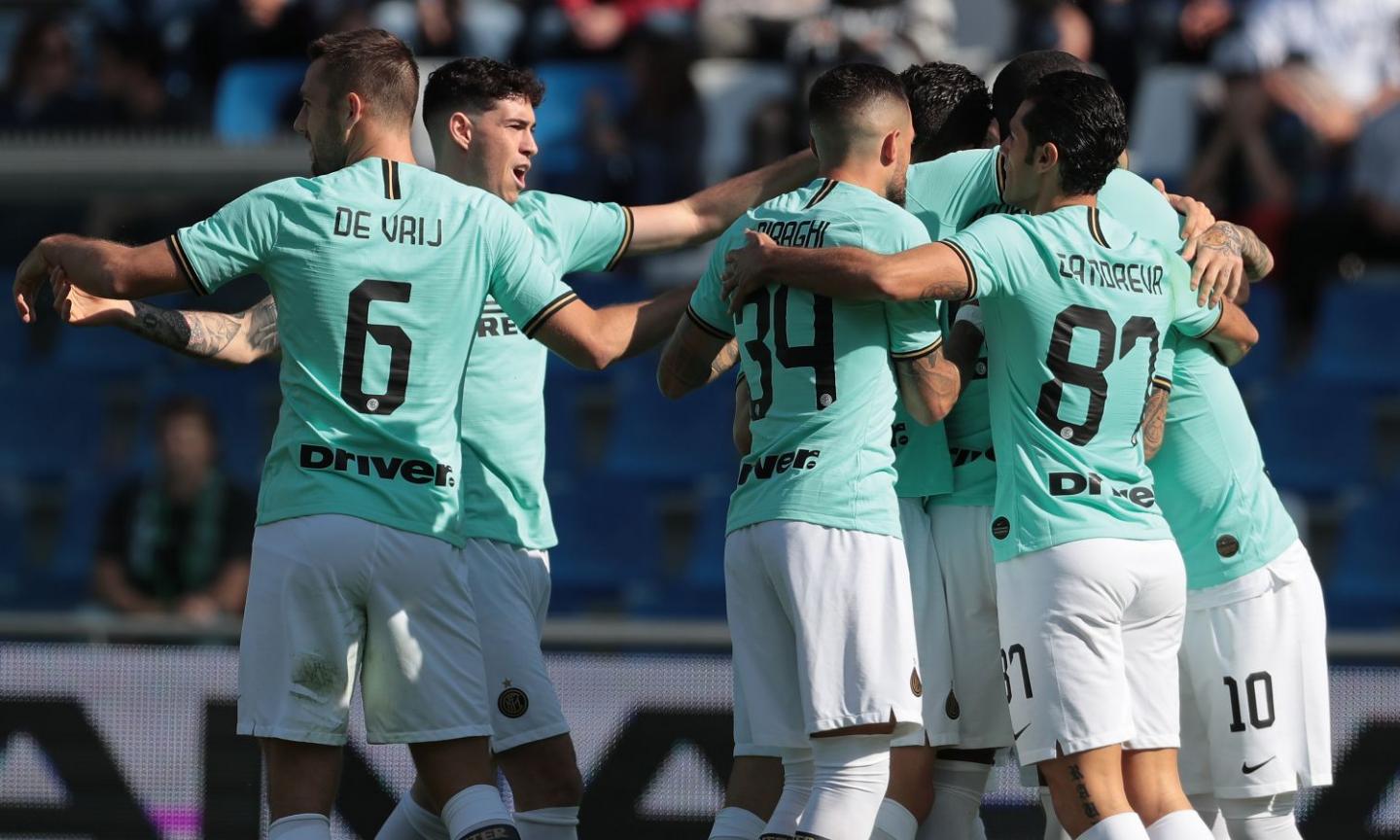 L'Inter dimentica la Juve e si porta a -1, ma che rischi col Sassuolo: 4-3, decide il 'Lu-La'