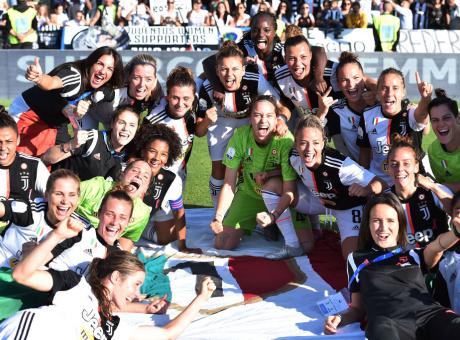La Juve Women ospite a X Factor, e che regalo per Cattelan FOTO
