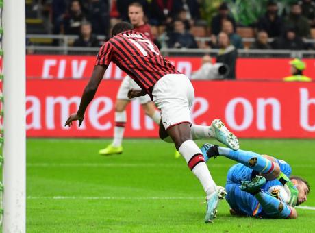 Milan-Lecce, rivivi la MOVIOLA: Biglia reclama un rigore, Conti lo concede con un tocco di braccio