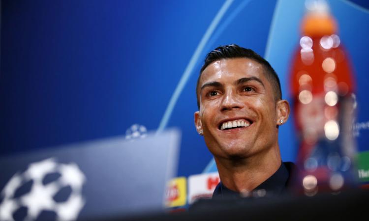 Ronaldo contro lo sponsor Coca Cola, imbarazzo agli Europei: 'Bevete acqua!'