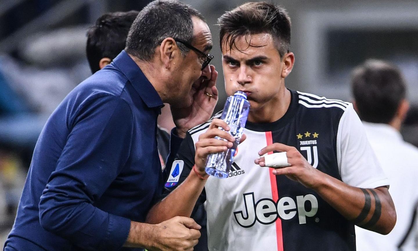 'Grazie mister' 'A voi': Sarri-Dybala, un abbraccio da scudetto VIDEO