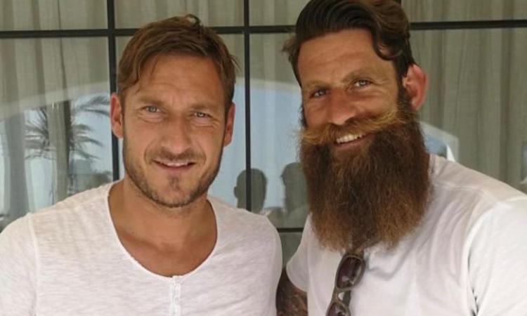 Totti organizza la partita d'addio di Moscardelli, ma è solo uno scherzo...