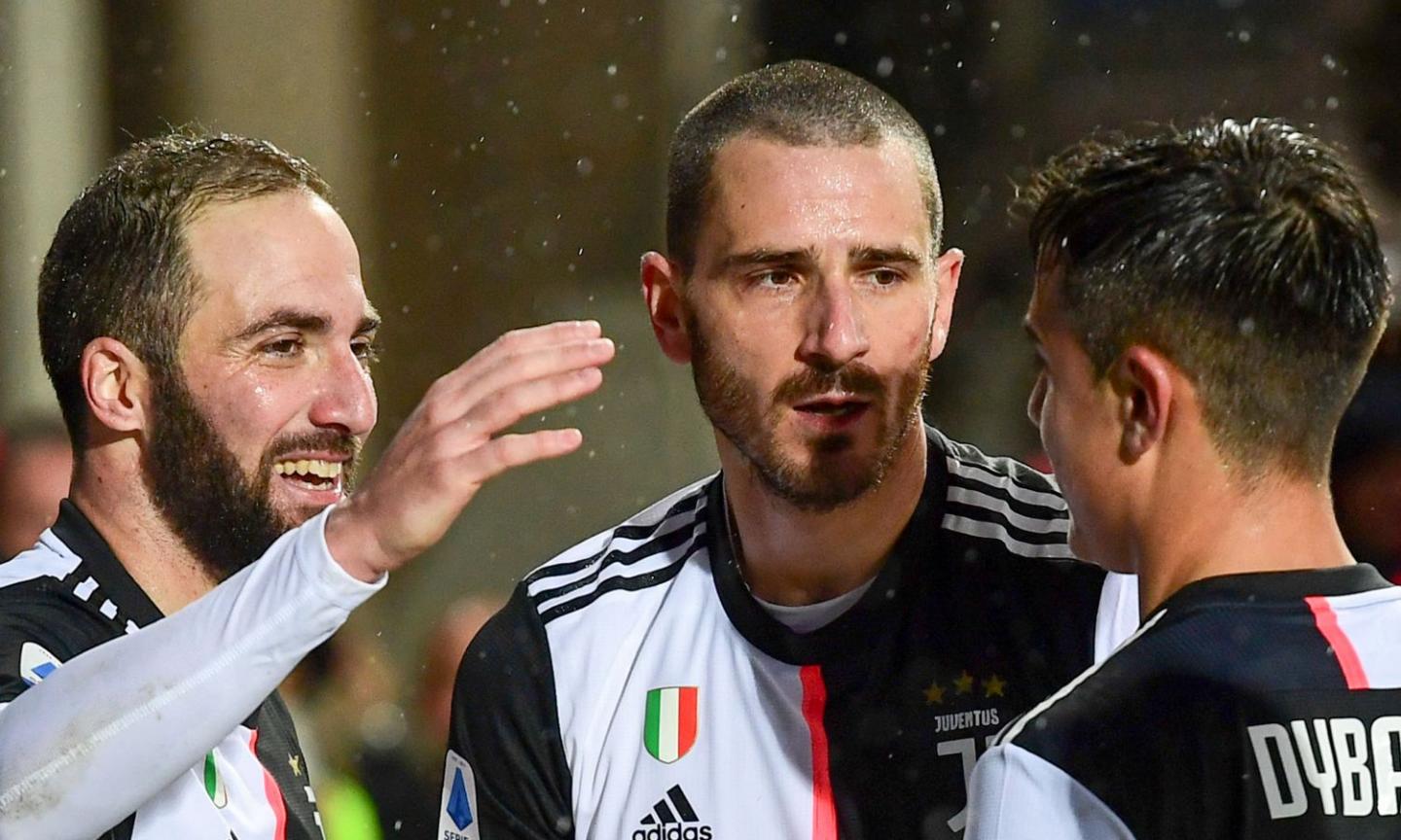 Photo - Dybala celebrates Atalanta win with Higuain: "Once again"