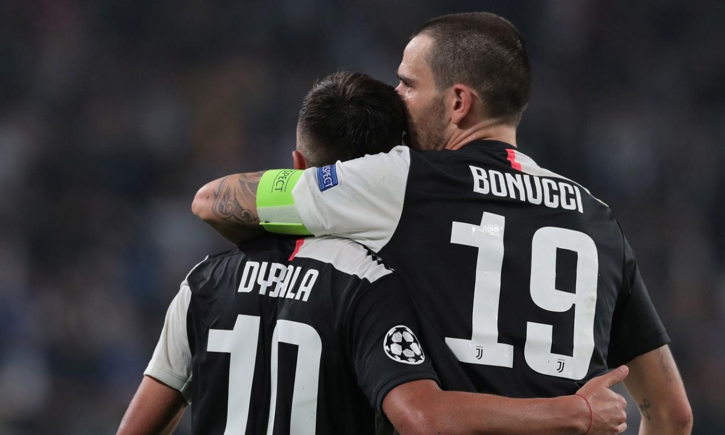 Juve, Dybala scherza con Bonucci: 'Togli la gamba' FOTO