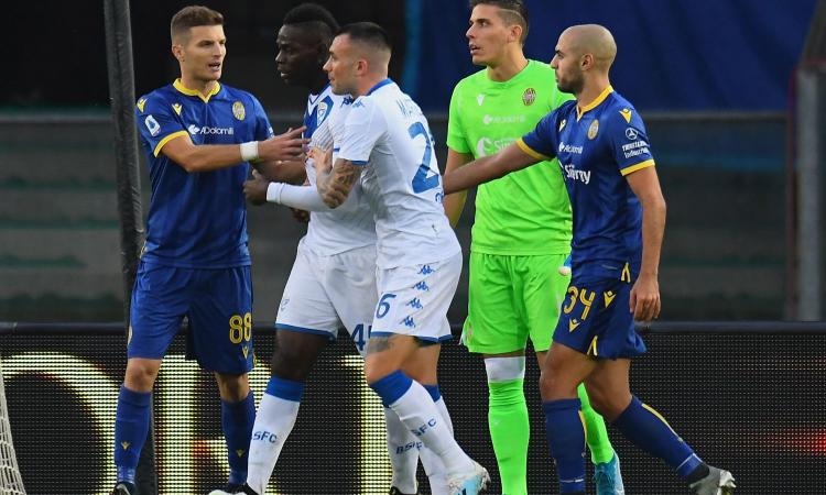 Buu razzisti a Balotelli, che scaglia la palla verso la curva e vuole uscire: compagni e avversari lo bloccano