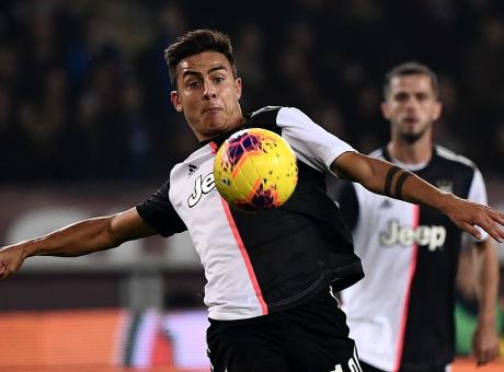 Juve, la tifosa ferma Dybala per un autografo e lui l'abbraccia VIDEO