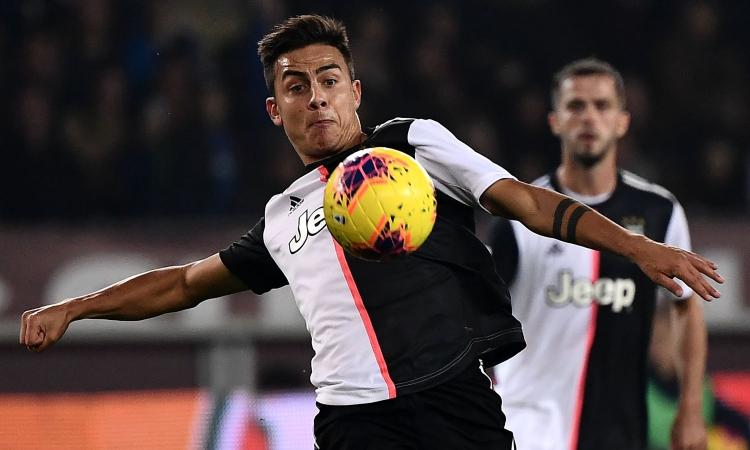 Juve, la tifosa ferma Dybala per un autografo e lui l'abbraccia VIDEO