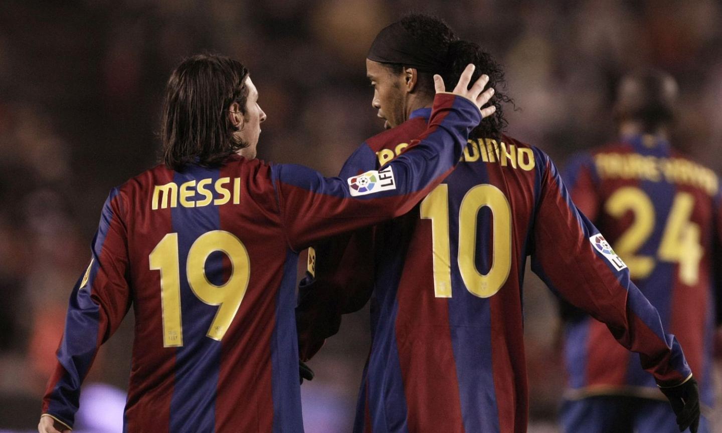 Barcelona, Ronaldinho: 'I can't say that Messi is the best of all time, but...'