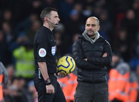 Liverpool show, ma il City protesta per un rigore: Guardiola come Buffon, il nemico è il 'senza cuore' Oliver