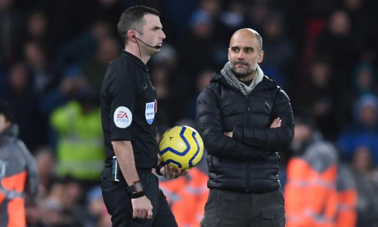 Liverpool show, ma il City protesta per un rigore: Guardiola come Buffon, il nemico è il 'senza cuore' Oliver
