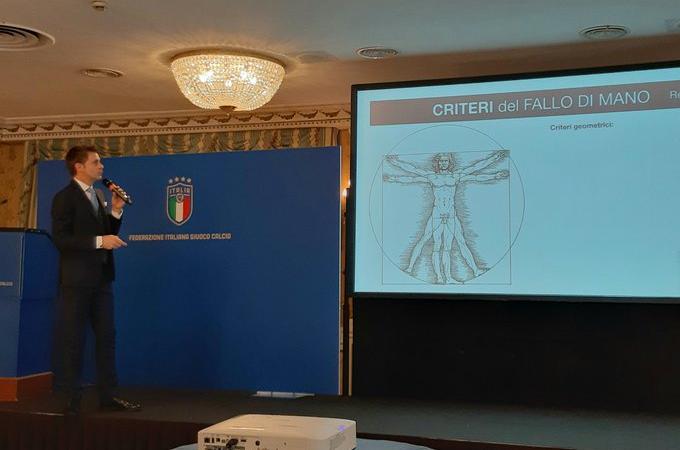 Rizzoli: 'Non stiamo arbitrando bene. Falli di mano, ora è più complicato. Sui criteri e De Ligt...'. Show di Ancelotti