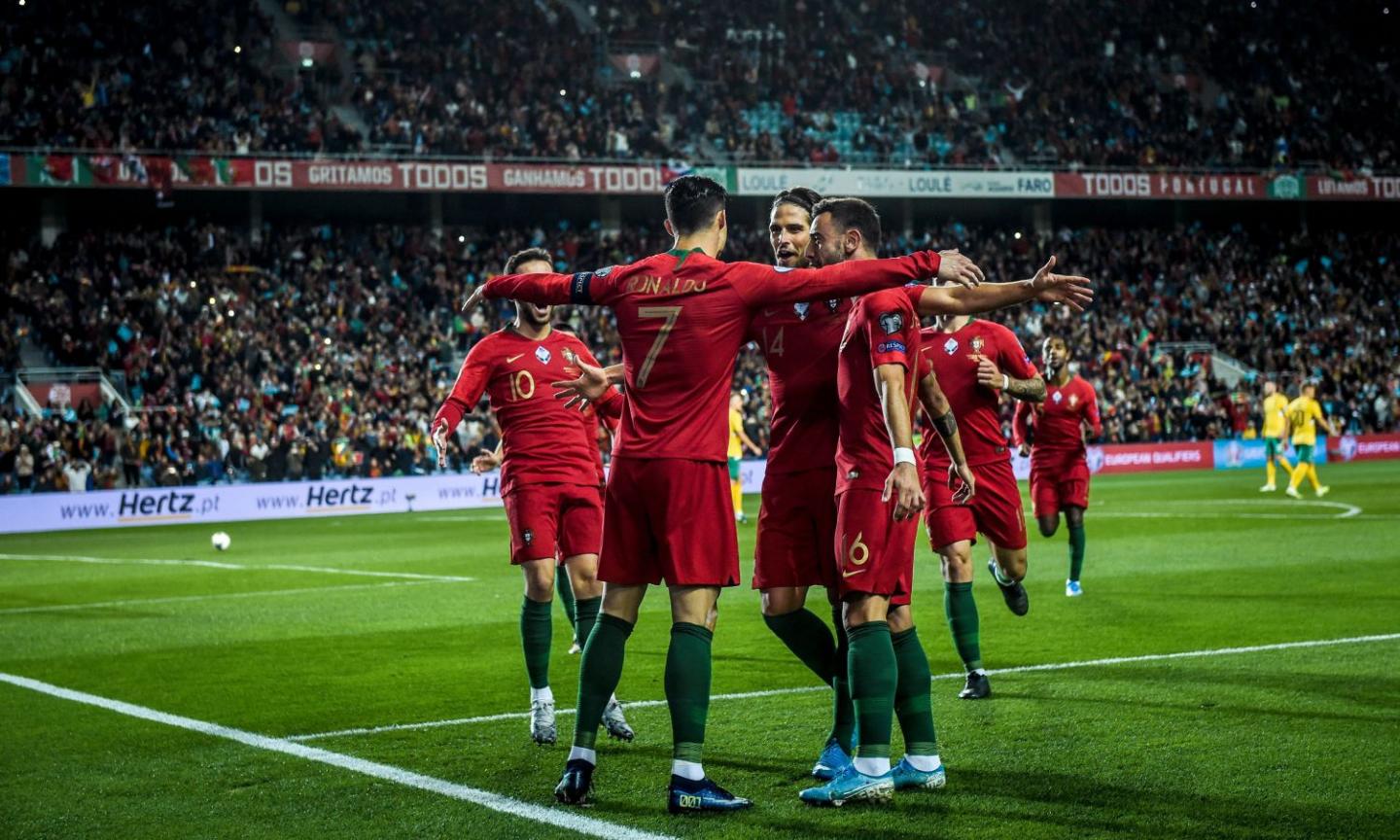 Portogallo, 6-0 alla Lituania con tris dello scatenato Ronaldo: ma Euro 2020 rimane in bilico