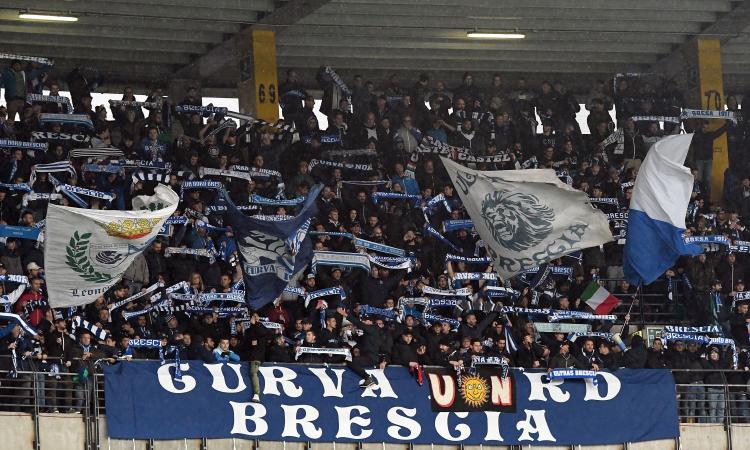 Fumogeni, oggetti e invasione di campo dei tifosi del Brescia con cariche della polizia: interrotto il playout col Cosenza Fumogeni, oggetti e invasione di campo dei tifosi del Brescia con cariche della polizia: interrotto il playout col Cosenza