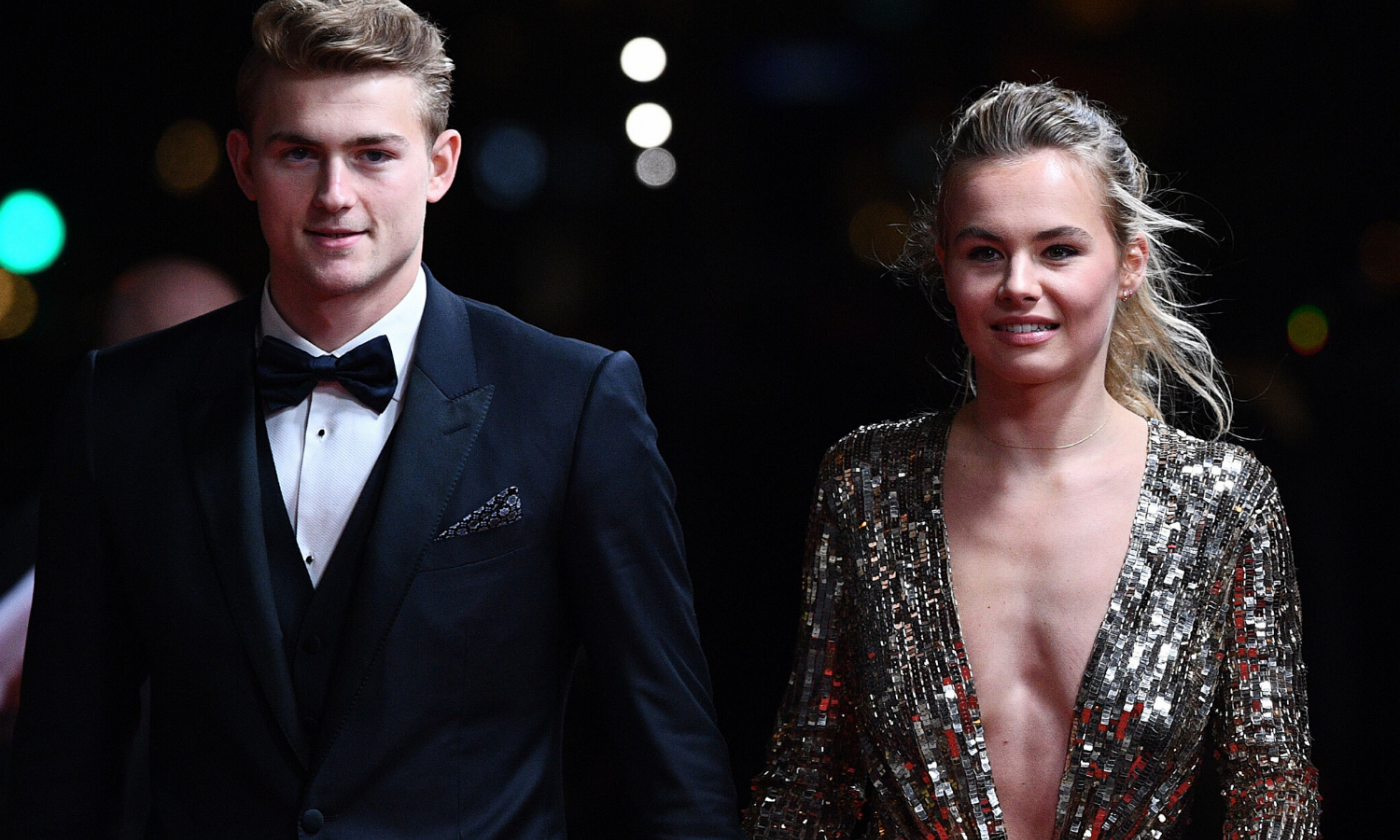 Juve, San Valentino canterino per De Ligt: intona 'L'italiano' di Cutugno con la bella Annekee, il VIDEO