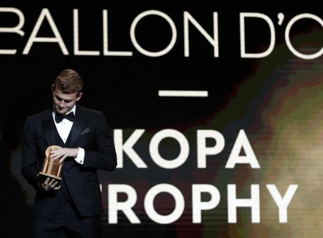 De Ligt vince il Kopa Trophy, è il miglior Under 21 al Mondo: 'Grazie Ajax, grazie Juve' VIDEO