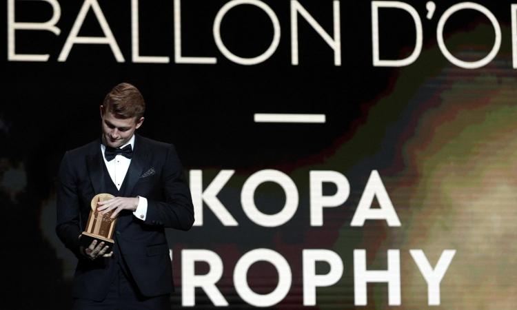 De Ligt vince il Kopa Trophy, è il miglior Under 21 al Mondo: 'Grazie Ajax, grazie Juve' VIDEO