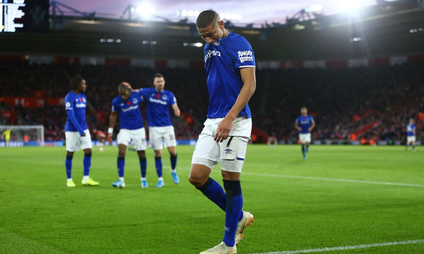 Everton, Richarlison canta un coro dei tifosi per scandire il tempo giusto per lavarsi le mani VIDEO