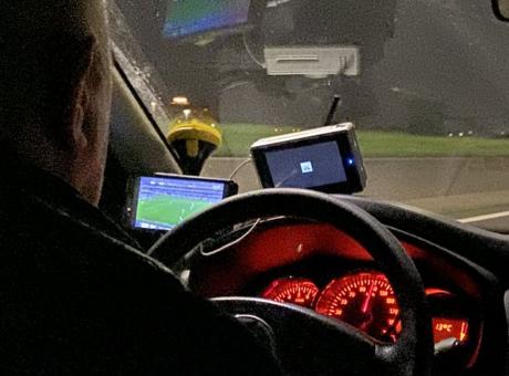 Il tifoso tassista a 110 all'ora mentre guarda la Roma: la foto è virale