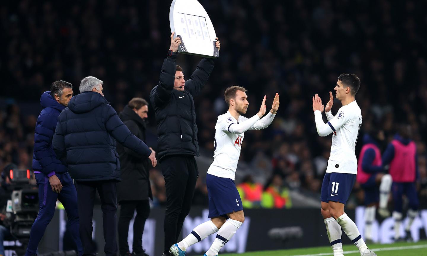 Premier: 2-1 Tottenham, Eriksen in campo dal 62'. Poker Leicester, United ko