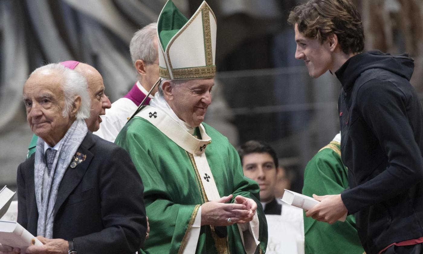 Roma, Zaniolo in Vaticano: Papa Francesco gli dona una Bibbia FOTO