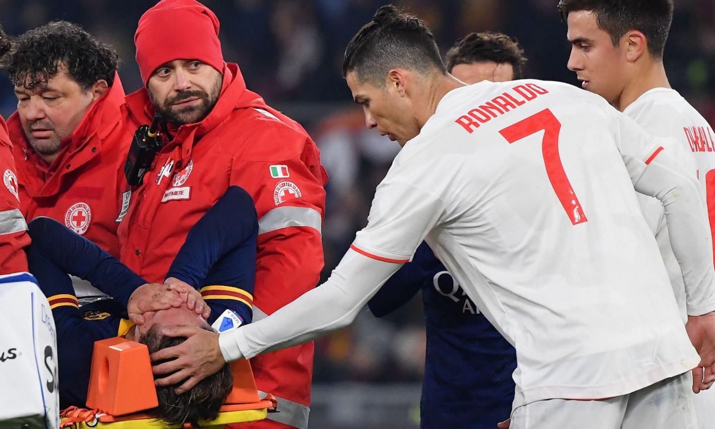 Roma-Juve: Ronaldo rincuora Zaniolo dopo l'infortunio FOTO